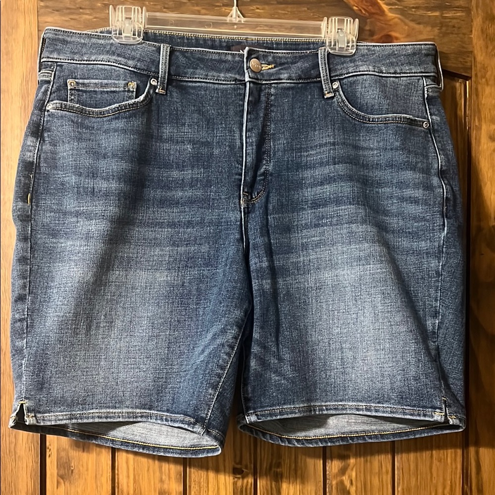 Women’s NYDJ liftxtuck technology Jean shorts, size 16W